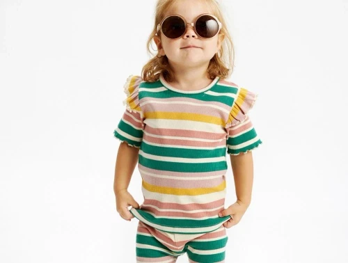 Pige klædt i multistribet Ocean T-shirt og bukser fra The New Siblings TNST6237 multi stripe